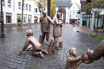 Die Martins-Skulptur am Kempener Buttermarkt (Bildhauer: Michael Franke)